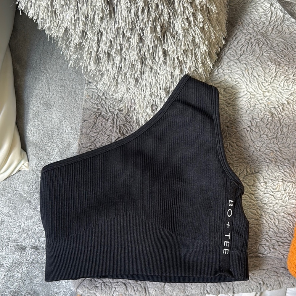 Bo+Tee Black One-Shoulder Ribbed Sports Bra